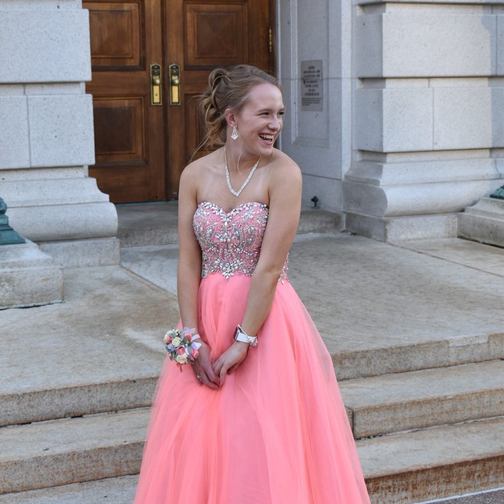 Prom dress - Picture 2 of 3